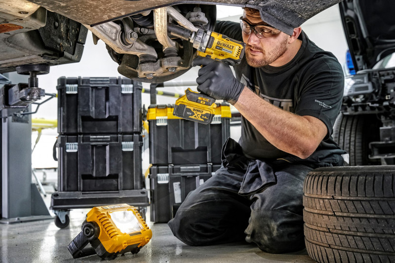 Szerelőlámpa, akkus, állítható fej - akku nélkül - 500-2000 Lm - DeWalt