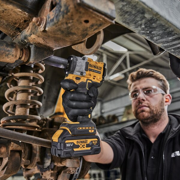 Ütvecsavarozó, akkus 18V  406 Nm 1/2" 2db 5.0Ah - DeWalt