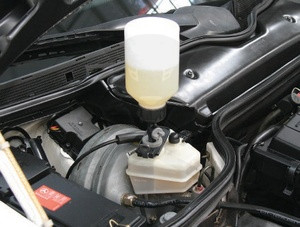 Féklégtelenítő kanna vákuumos 800 ml + aut. utántöltő készlet - Hubitools