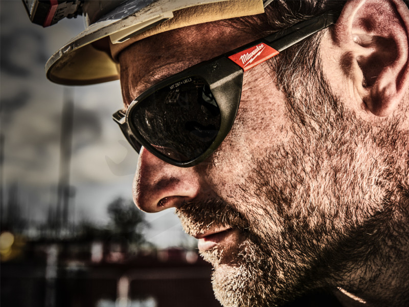 Védőszemüveg - Prémium sötétített lencse Polarizált lencse - Milwau