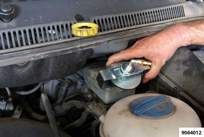 Féklégtelenítő adapter UNIVERZÁLIS - fékolaj tartályhoz - PICHLER