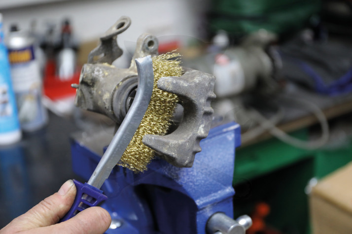 Drótkefe Féknyereg tisztító kefe - sárgaréz bevonattal 260 mm BGS