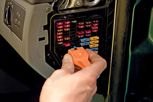 Biztosíték kiszedő és univerzális teszter LED izzóval 4 az 1-ben