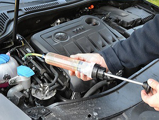 Olajbetöltő kézipumpa  200 ml-es fecskendő fékolajhoz és fagyállóhoz