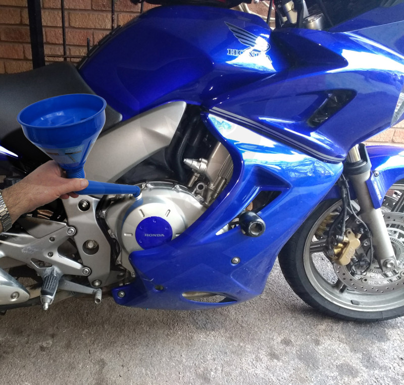 Tölcsér duplán hajlított, olaj / üzemanyag -beépített szűrővel- kék