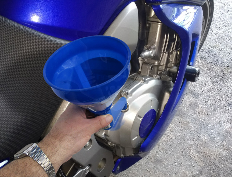 Tölcsér duplán hajlított, olaj / üzemanyag -beépített szűrővel- kék