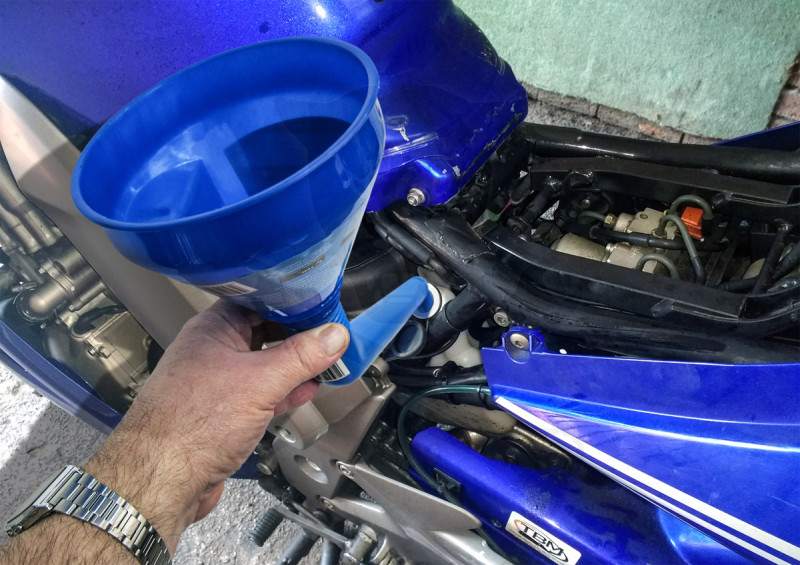 Tölcsér duplán hajlított, olaj / üzemanyag -beépített szűrővel- kék