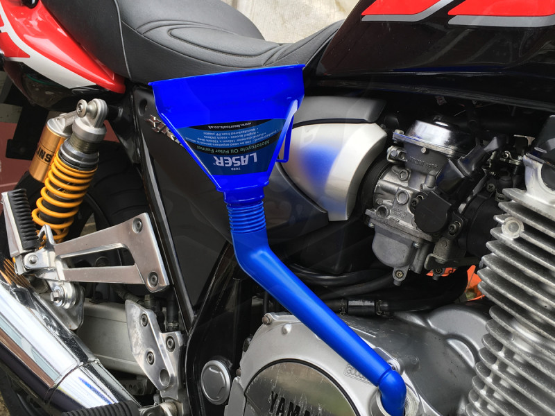 Tölcsér duplán hajlított, olaj / üzemanyag -beépített szűrővel- kék