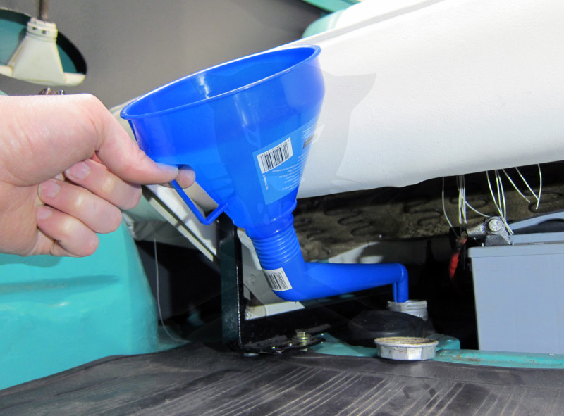 Tölcsér duplán hajlított, olaj / üzemanyag -beépített szűrővel- kék