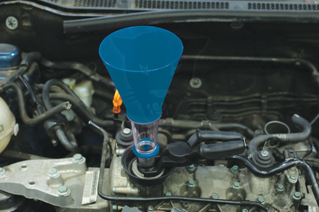 Tölcsér olajbetöltéshez speciális kézmentes, univerzális, 2 db-os