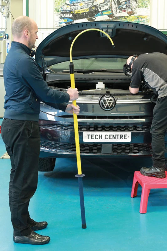 Szigetelt 1000 V mentő kampó - áramütés esetén a személy elrántására