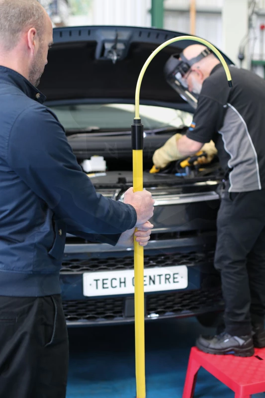 Szigetelt 1000 V mentő kampó - áramütés esetén a személy elrántására