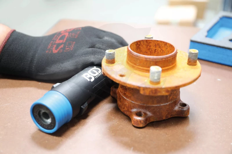 Tálcás BGS tőcsavar tisztító kefe készlet