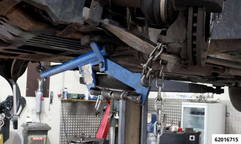 Lengőkar lefeszítő célszerszám - profi racsnis feszítővel - Pichler