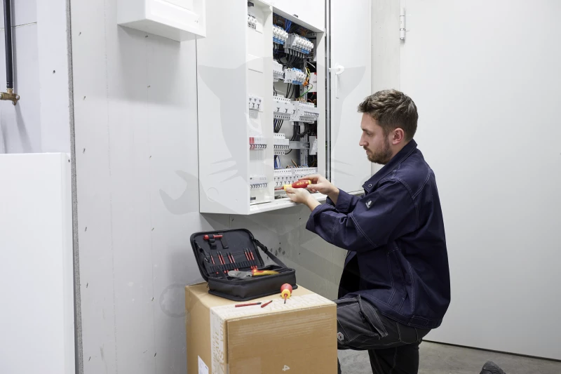 Szigetelt VDE 1000 V-os Csillag+Lapos+Fogó készlet (Wallbox) 23db-os - Wiha