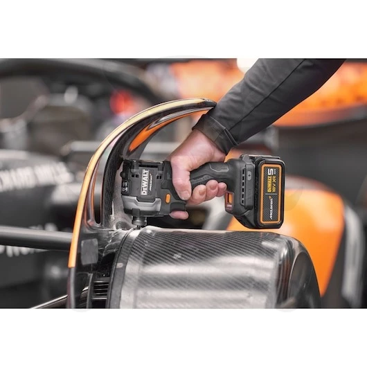 Ütvecsavarozó, akkus 18V  206 Nm 1/4" bit 2db 5Ah McLaren -DeWalt