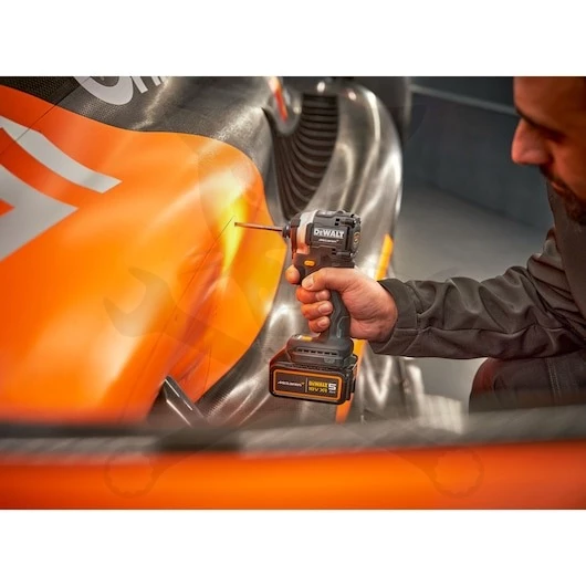 Ütvecsavarozó, akkus 18V  206 Nm 1/4" bit 2db 5Ah McLaren -DeWalt