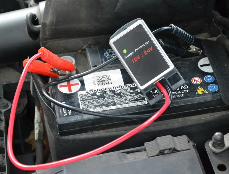 Akku őr 12V/24V - túlfeszültségvédelem "Surge Protector" - Hubitools (HUDSP12/24)