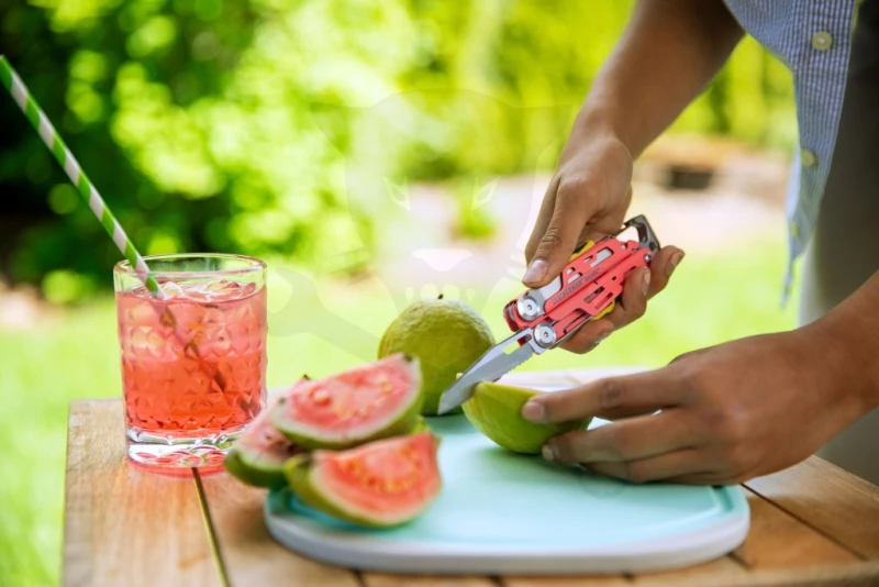 Multifunkciós szerszám Leatherman SIGNAL Guava (Rózsaszín) -