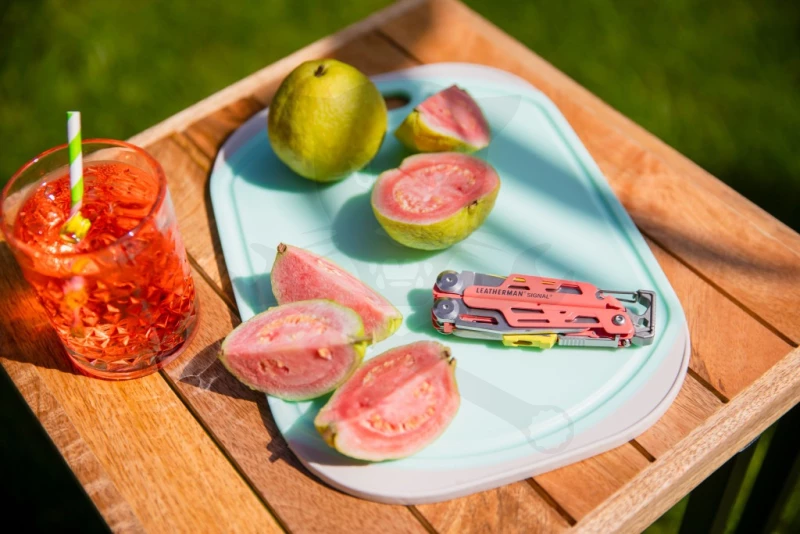 Multifunkciós szerszám Leatherman SIGNAL Guava (Rózsaszín) -