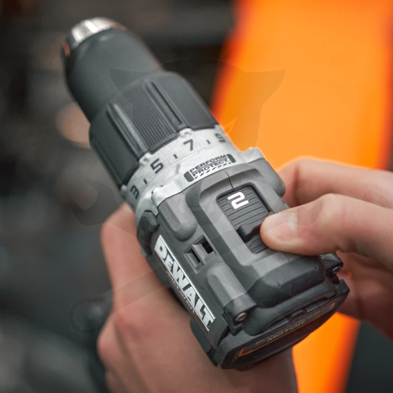 Ütvefúró-csavarbehajtó, akkus 18V   90 Nm 2x5.0Ah McLaren-DeWalt