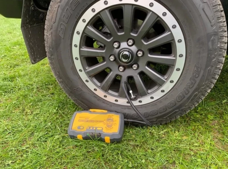 Akkumulátor bikázó-indító (starter) 12/24V -2000A + Akkus Kompresszor