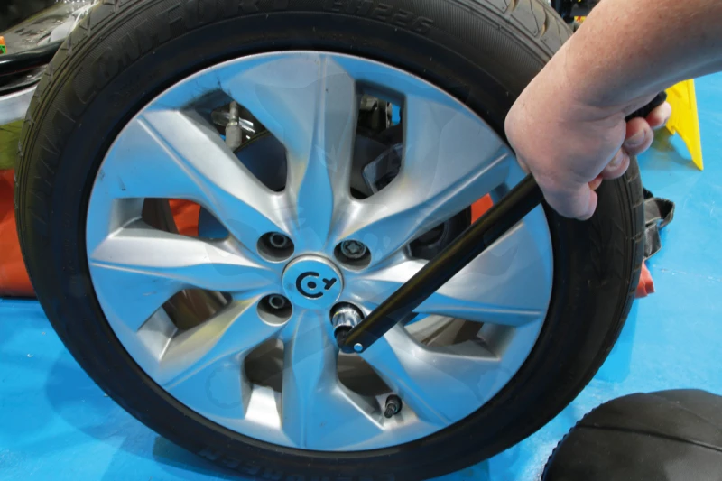 Nyomatékkulcs 120 Nm előre fixen beállított + 17/19mm dugófej - Laser