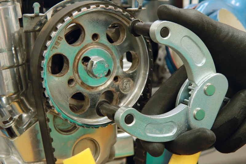 Vezérmű fogaskerék oldásához-lazításához ellentartó