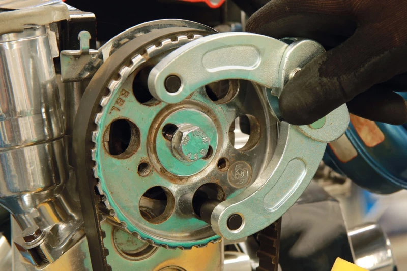 Vezérmű fogaskerék oldásához-lazításához ellentartó