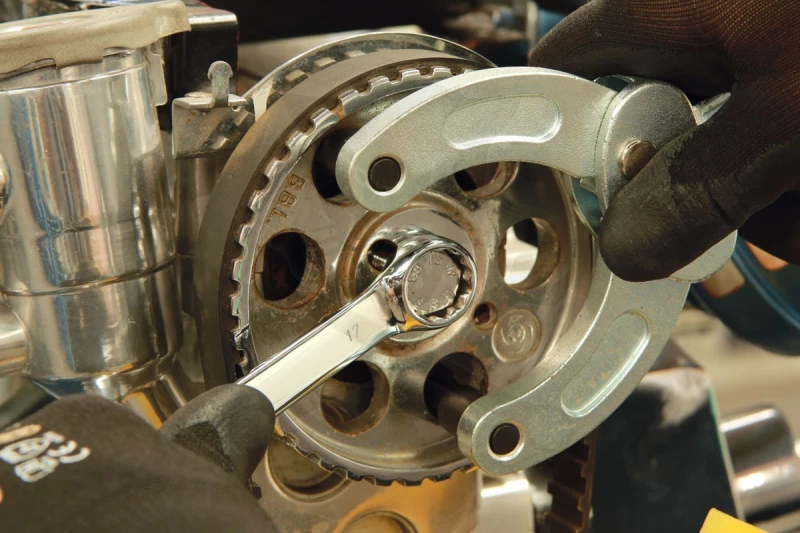 Vezérmű fogaskerék oldásához-lazításához ellentartó