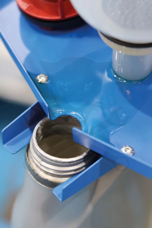 Olajbetöltő adapter készlet kézmentes tölcsérrel 9 db-os + Falitartó készlet